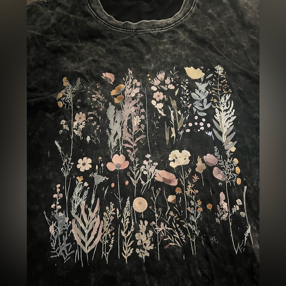 💓3for20 Black Acid Wash Floral Graphic T-Shirt XL Oversized Lavender Haze - Picture 3 of 3